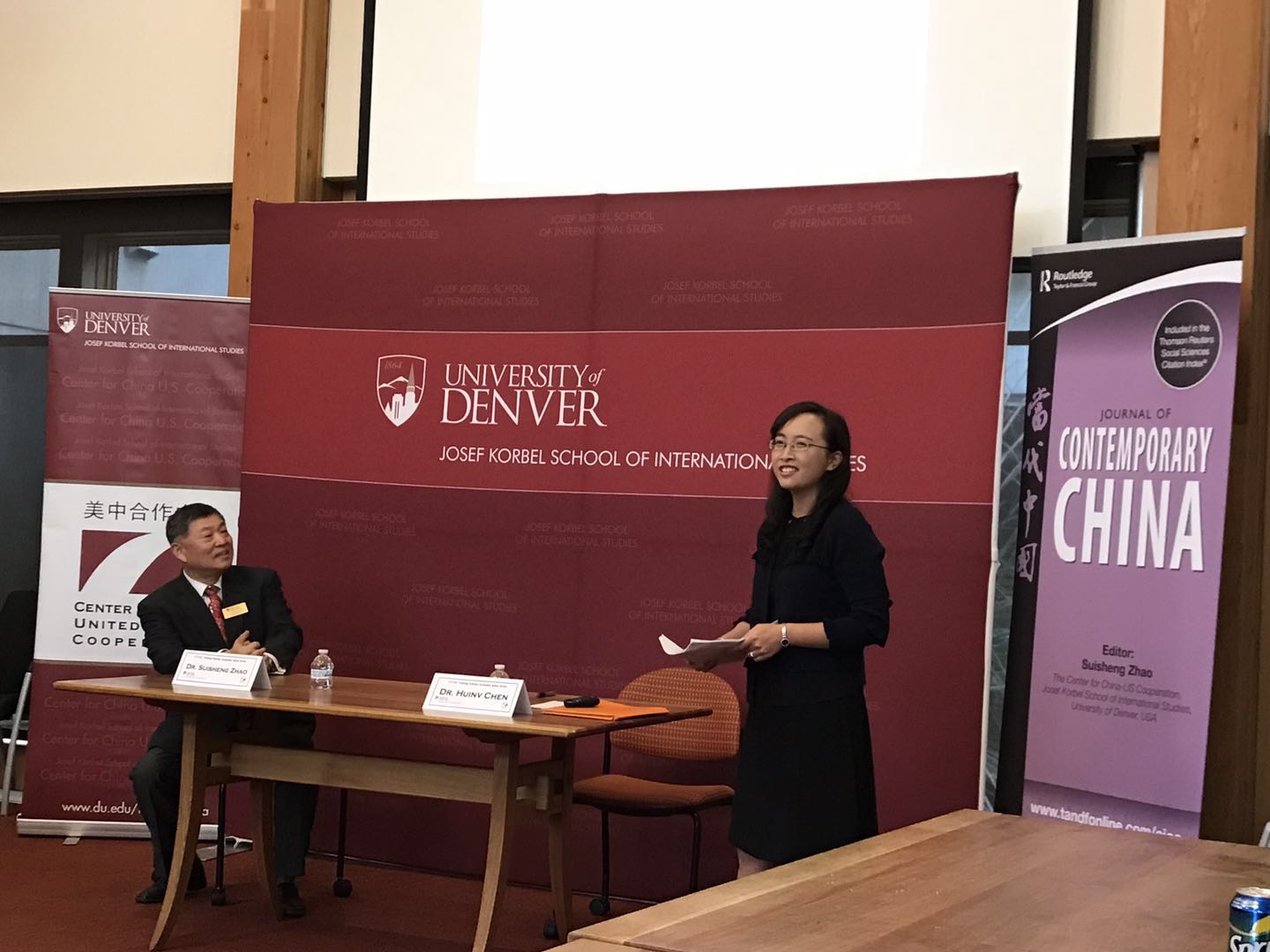 在丹佛大學(xué)開講座，旁邊主持人是我的導(dǎo)師趙穗生教授.jpeg