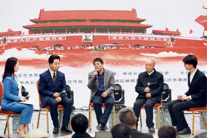 2019年4月13日，聶茂（中）在《共和國英雄》大型詩歌朗誦會(huì)后接受采訪   攝影_王智曦.png