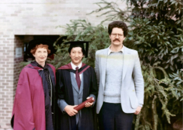 攝于作者的碩士畢業(yè)典禮后（1982年5月）。左為瑪塔博士，右為當(dāng)時(shí)在拉籌伯大學(xué)語(yǔ)言學(xué)系授課的一位美國(guó)老師，他也是作者碩士論文的評(píng)閱人之一.jpg