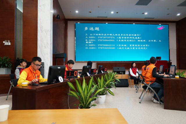 學生賽現(xiàn)場比拼.JPG