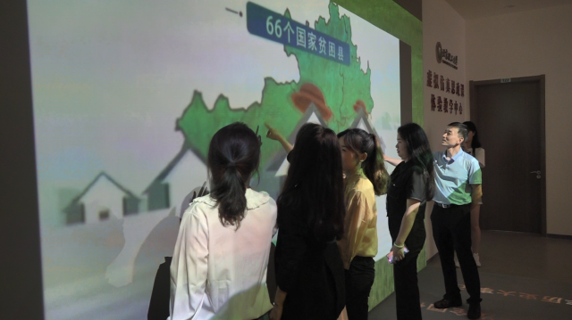 學(xué)生在教學(xué)中心體驗(yàn).png 學(xué)生在教學(xué)中心體驗(yàn).png