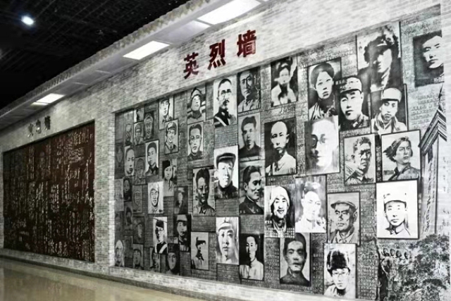 這是晉綏邊區(qū)革命紀(jì)念館的英烈墻，總導(dǎo)演第一次采風(fēng)時(shí)被強(qiáng)烈震撼，一定要把這面墻還原到舞臺(tái)上，讓后人深深的緬懷和銘記。演員們到達(dá)后，一致要求先到紀(jì)念館參觀學(xué)習(xí)。.jpg