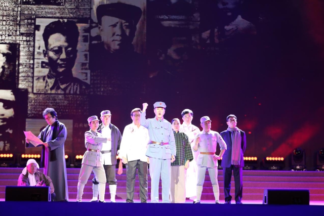 站在烈士們?cè)?jīng)以鮮血和生命捍衛(wèi)的土地上，演員們飽含深情和感恩地再現(xiàn)了舞臺(tái)版的朗誦劇《呂梁英雄譜》，向先烈致敬，給后人啟迪。.jpg