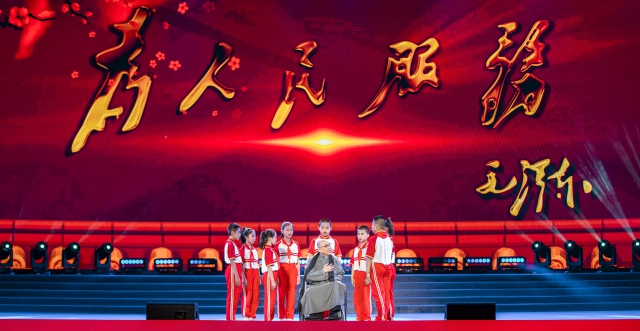 表演藝術(shù)家喬榛老師和興縣一二〇師學(xué)校的孩子們演繹《為人民服務(wù)的故事》，這個(gè)故事在短短2天內(nèi)，他不知道給孩子們講了多少遍了。.jpg
