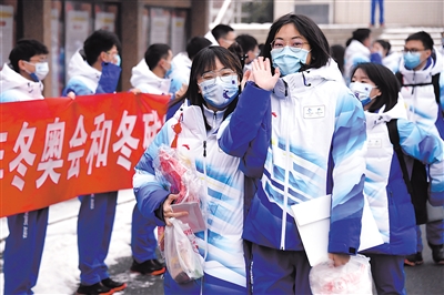 1月23日，在北京交通大學(xué)，首批冬奧志愿者準(zhǔn)備出發(fā)。當(dāng)日，北京交通大學(xué)首批冬奧志愿者集結(jié)出發(fā)。據(jù)了解，首批80名師生志愿者將在國(guó)家體育館開(kāi)展志愿服務(wù)工作。新華社記者 任超 攝.jpg