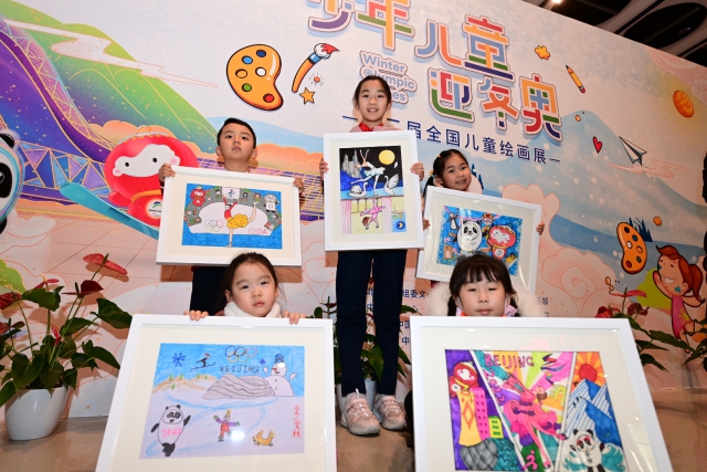 少年兒童迎冬奧——第二屆全國(guó)兒童繪畫(huà)展”今天在中國(guó)婦女兒童博物館開(kāi)幕。從2022幅作品中精心遴選出的300余幅代表作，分為“我的童年冬奧夢(mèng)”“靈巧小手畫(huà)冬奧”“冰雪迎春喜洋洋”“攜手奮進(jìn)向未來(lái)”四個(gè)篇章進(jìn)行展示。2.jpg