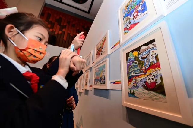 少年兒童迎冬奧——第二屆全國(guó)兒童繪畫(huà)展”今天在中國(guó)婦女兒童博物館開(kāi)幕。從2022幅作品中精心遴選出的300余幅代表作，分為“我的童年冬奧夢(mèng)”“靈巧小手畫(huà)冬奧”“冰雪迎春喜洋洋”“攜手奮進(jìn)向未來(lái)”四個(gè)篇章進(jìn)行展示。1.jpg