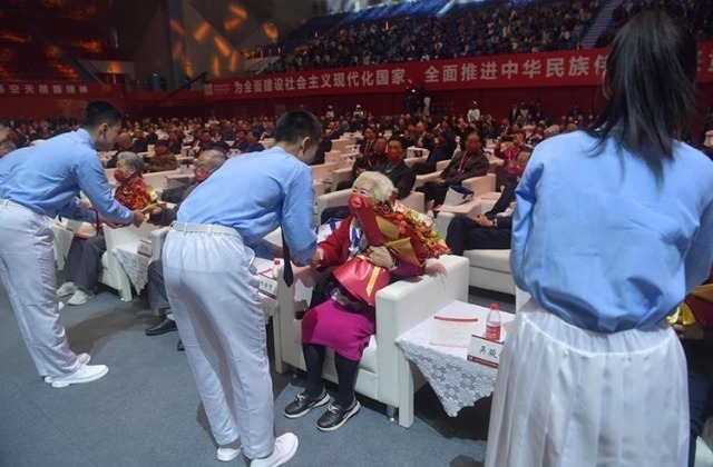 2022級(jí)學(xué)生代表向北航首屆學(xué)生、1952級(jí)校友代表獻(xiàn)花。學(xué)校供圖.jpg