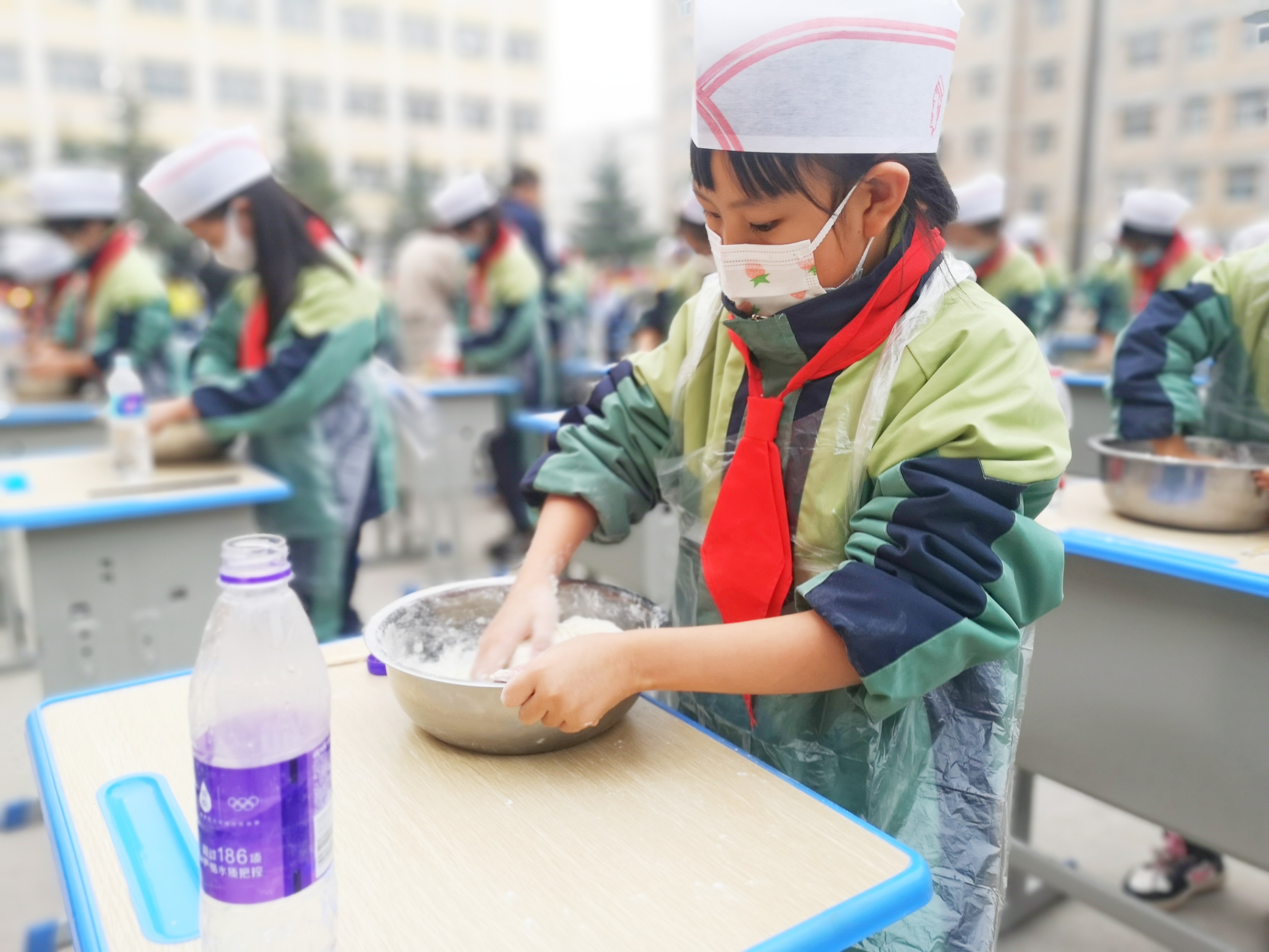 2022年11月8日，甘肅省華亭市實(shí)驗(yàn)小學(xué)學(xué)生在勞動(dòng)教育技能展示活動(dòng)中比賽“和面”。.jpeg