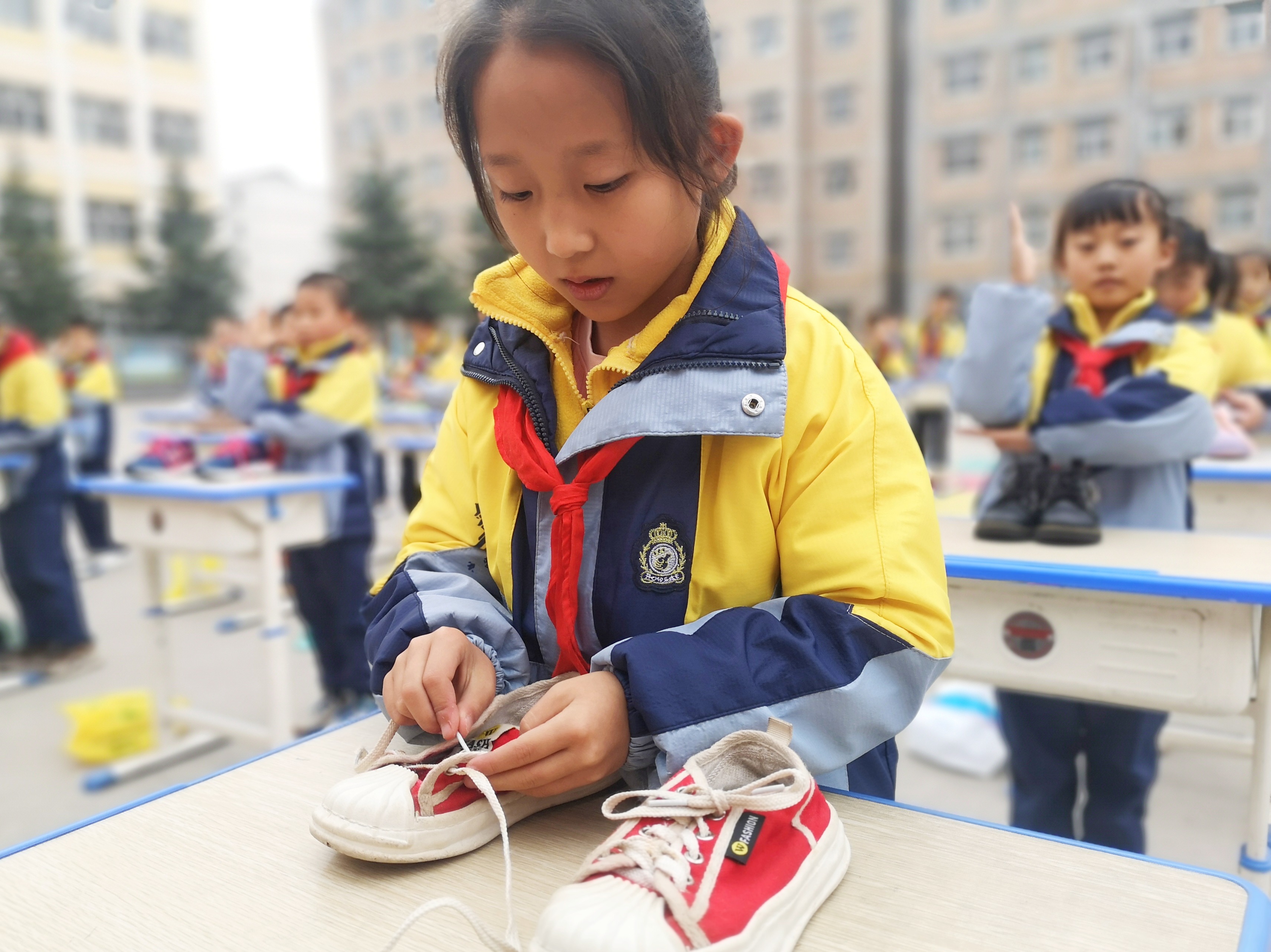2022年11月8日，甘肅省華亭市實(shí)驗(yàn)小學(xué)學(xué)生在勞動(dòng)教育技能展示活動(dòng)中比賽系鞋帶。.jpeg