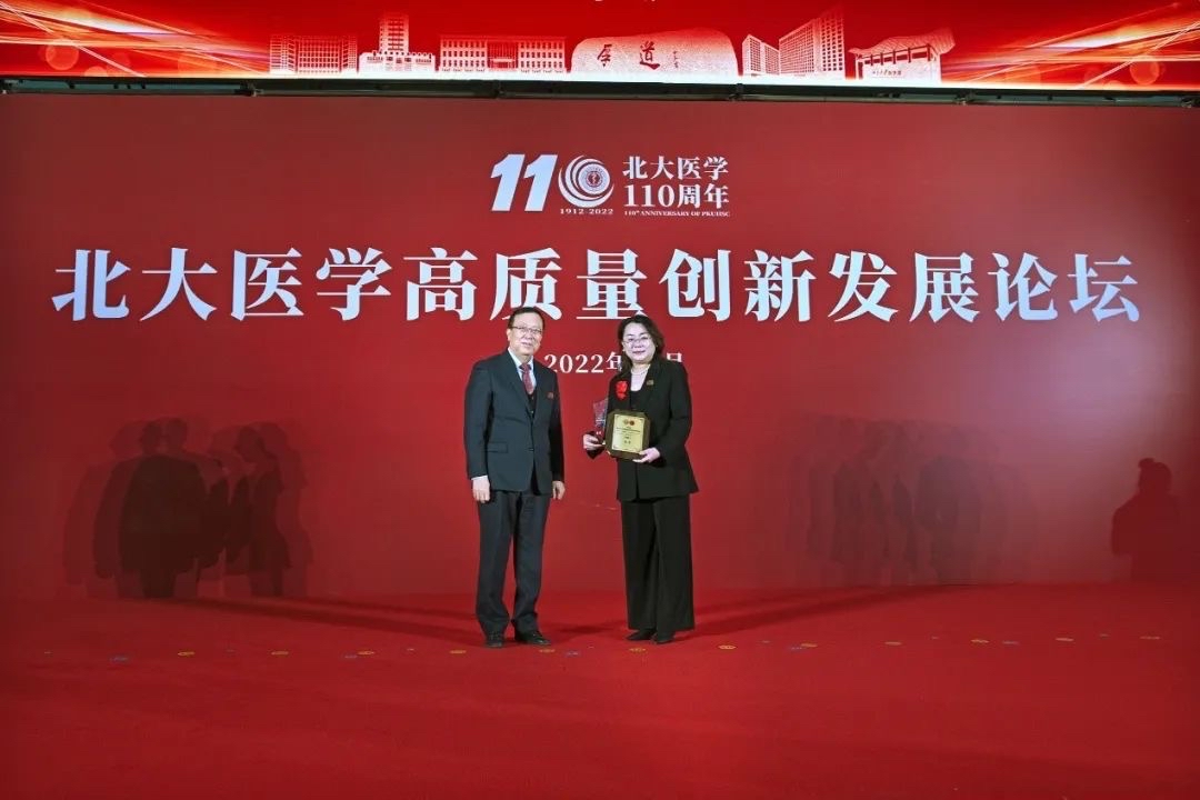 北京大學(xué)黨委書記郝平為獲獎(jiǎng)?wù)哳C獎(jiǎng)。學(xué)校供圖.jpg