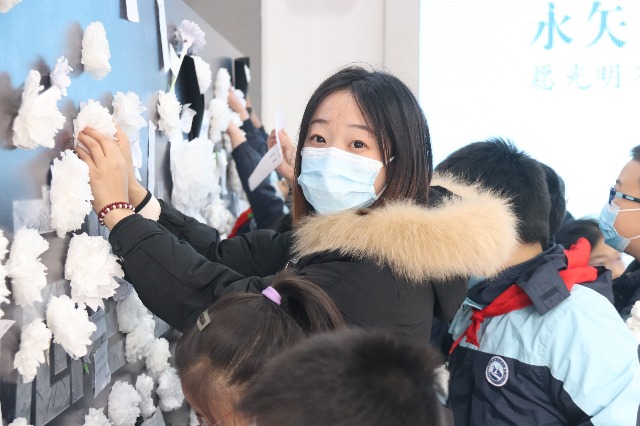 12月13日南京市華山路小學師生 獻上“珍視和平”的小白花，并將自己想對英雄說的一句話。.jpg