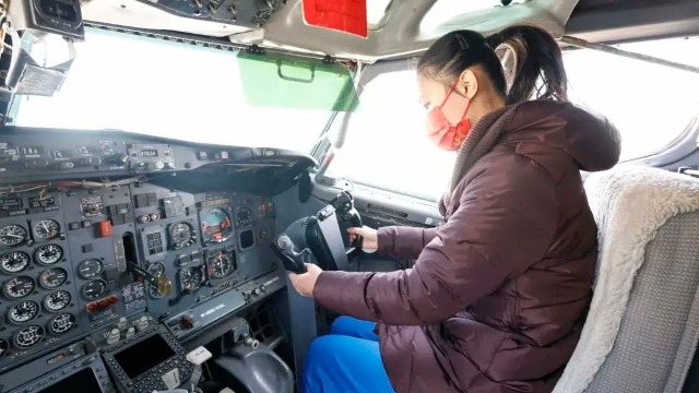 視力障礙孩子在民航大學(xué)感受飛機(jī)。圖片由學(xué)校提供.jpg