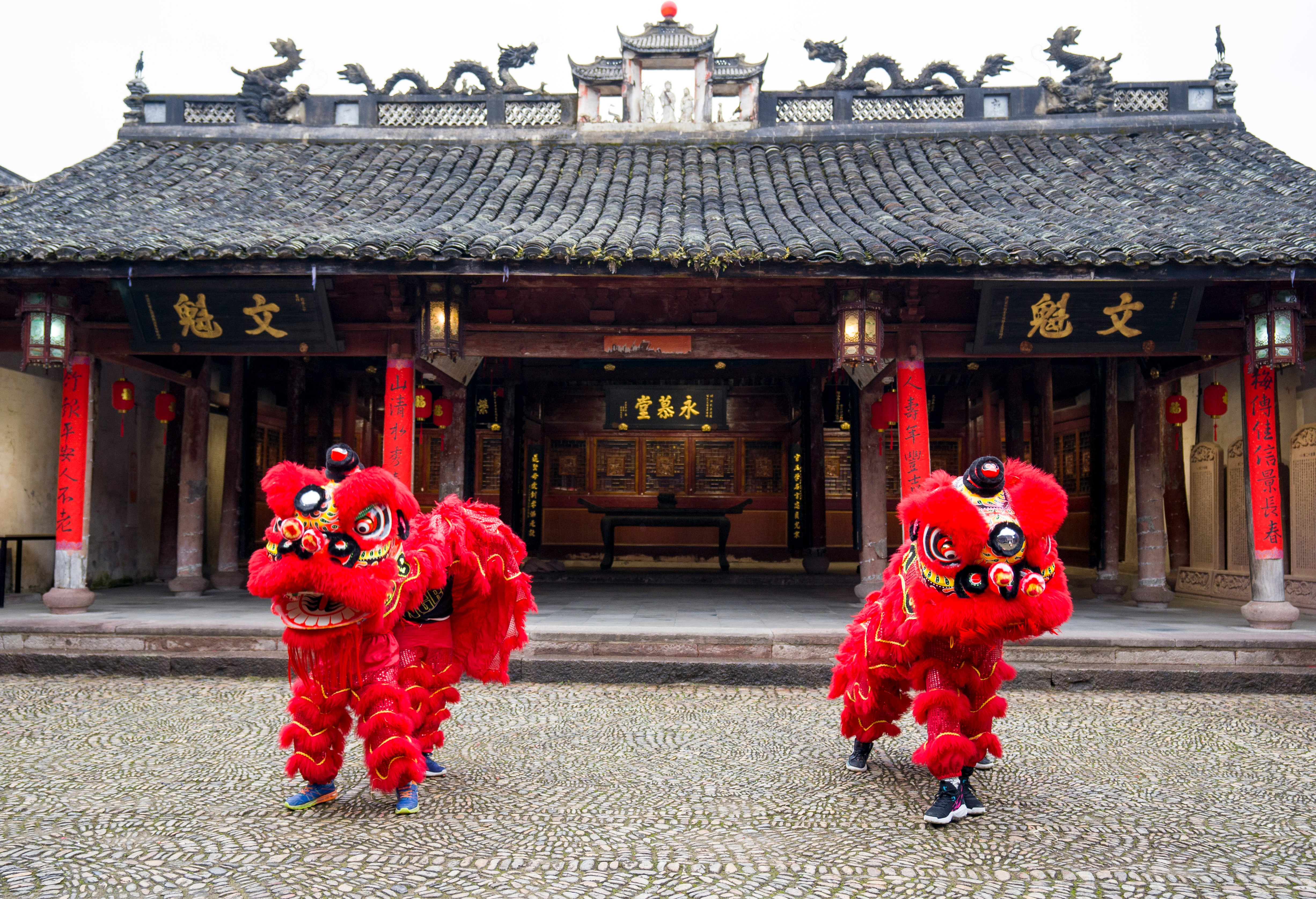 雄獅少年張鎮(zhèn)浩和舞獅隊的隊友們在前童鎮(zhèn)祠堂訓練 寧?？h教育局供圖.jpg