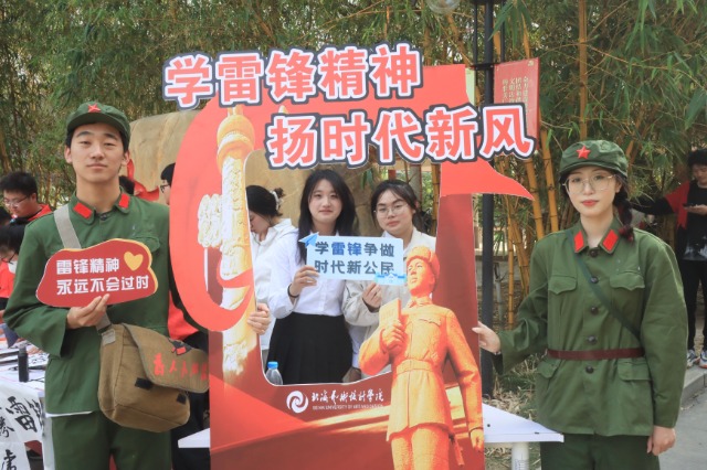直播活動現(xiàn)場打卡拍照。北海藝術設計學院供圖.jpg