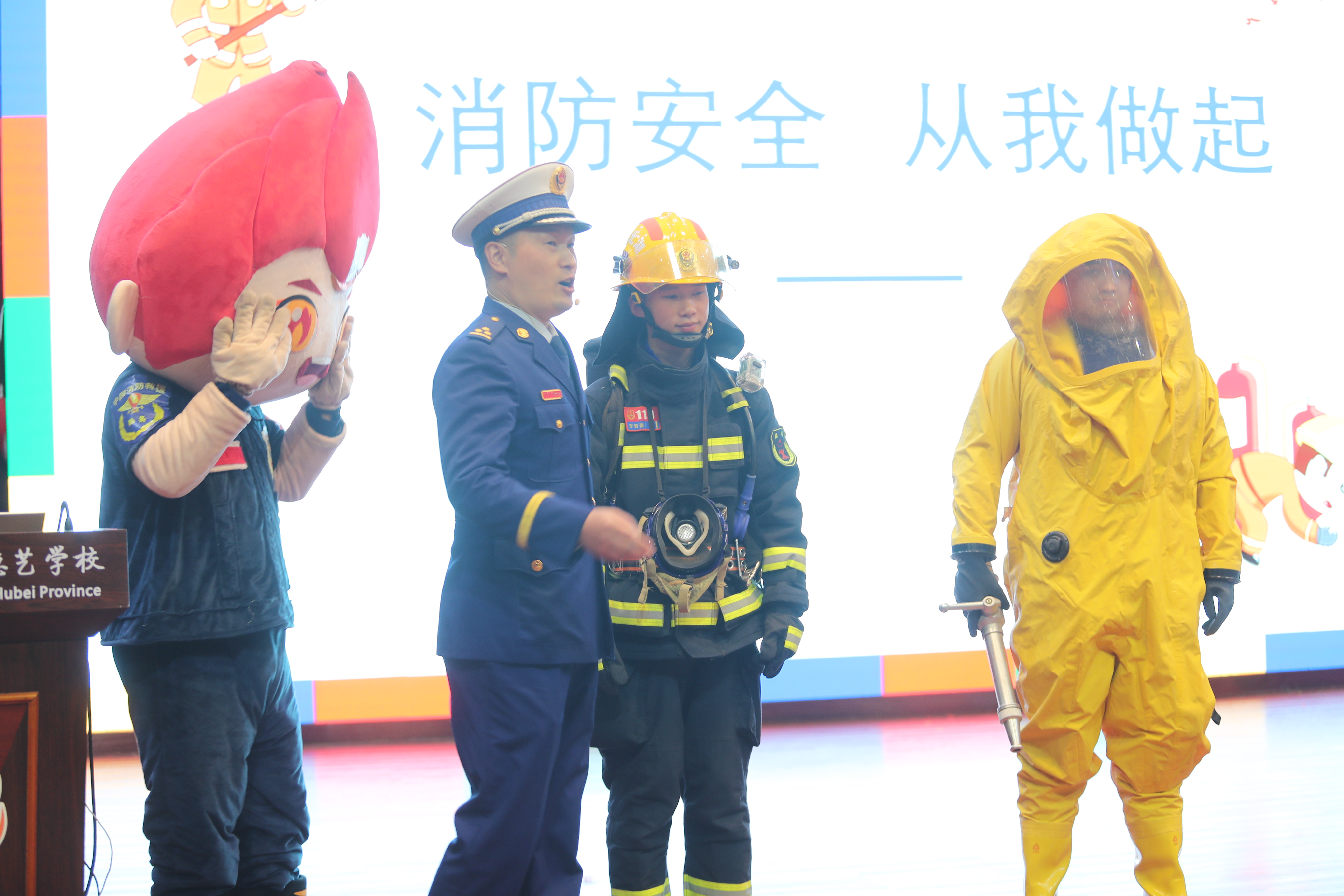 荊門(mén)市教育局組織消防講解員現(xiàn)場(chǎng)與學(xué)生互動(dòng)1  攝影 陳軍 談媛媛.jpg
