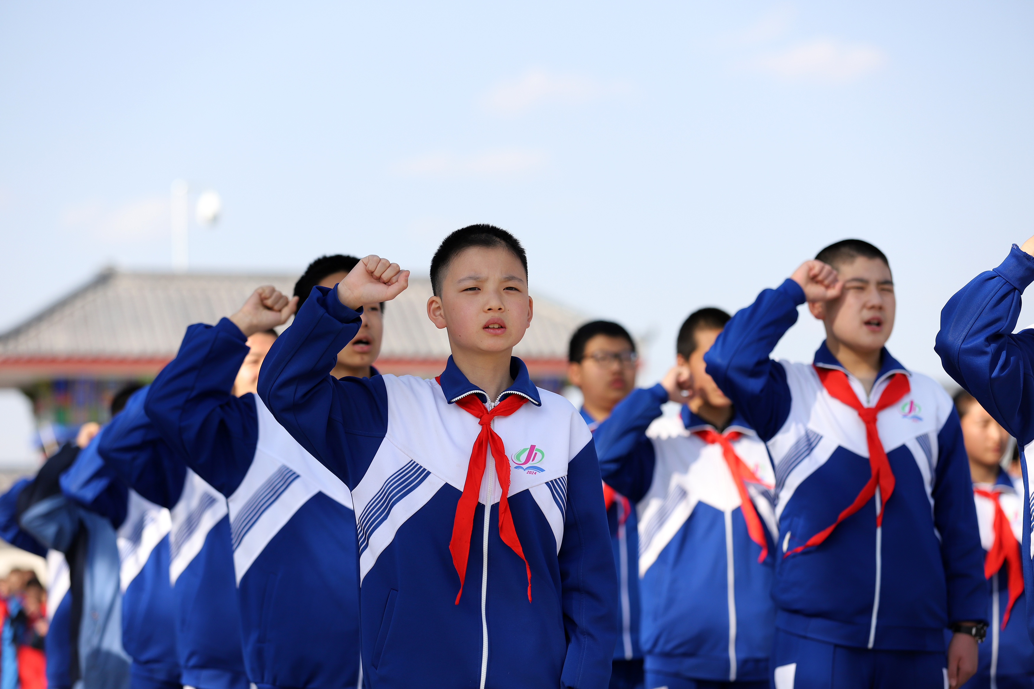 04——3月29日，甘肅省平?jīng)鍪械谒闹袑W(xué)學(xué)生在平?jīng)鍪辛沂苛陥@紀(jì)念碑重溫入團(tuán)、入隊(duì)誓詞。.JPG