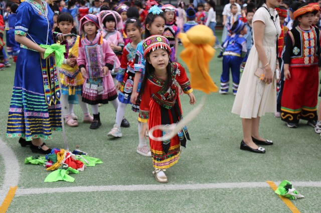 南寧市星湖小學(xué)一、二年級(jí)的學(xué)生開(kāi)展了壯族競(jìng)技項(xiàng)目“背簍繡球”.JPG