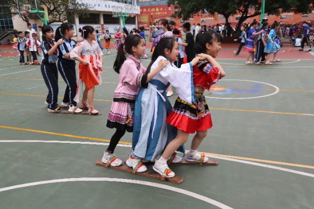 南寧市星湖小學(xué)的三、四年級(jí)學(xué)生開(kāi)展了壯族競(jìng)技項(xiàng)目“三人板鞋”.JPG