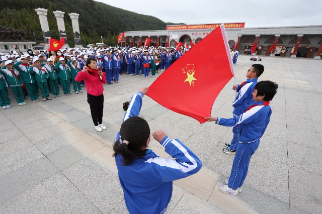 09——5月26日，甘肅省平?jīng)鍪嗅轻紖^(qū)西大街小學(xué)教育集團(tuán)在六盤山紅軍長征紀(jì)念館舉行少先隊(duì)員入隊(duì)儀式。.JPG