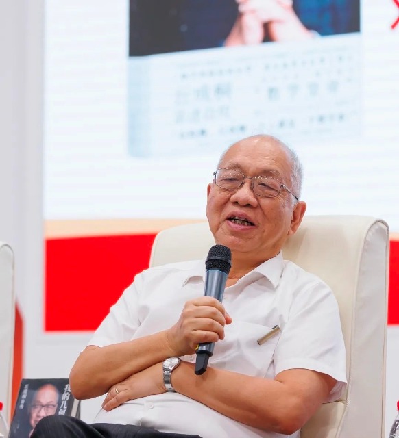活動(dòng)中的丘成桐先生。學(xué)校供圖.jpg
