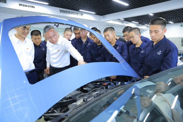 宣講團成員在北電科汽車工程學院交流參觀。學校供圖。.jpg