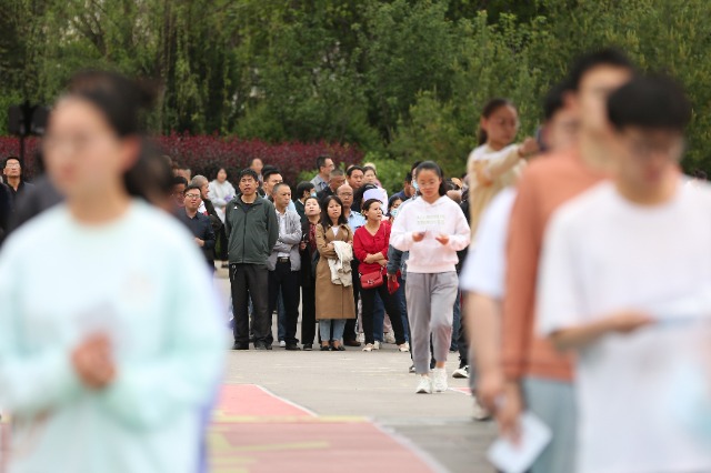 07——6月7日，在甘肅省平?jīng)鍪械谖逯袑W(xué)考點，家長們目送考生進(jìn)入考場。.JPG