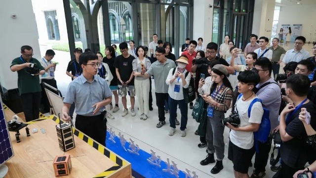 中山大學(xué)深圳校區(qū)航空航天學(xué)院教師介紹學(xué)生立方星項(xiàng)目。學(xué)校供圖.jpg
