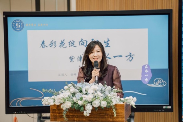 在水一方小學(xué)校長(zhǎng)徐娜做介紹。學(xué)校供圖.jpg