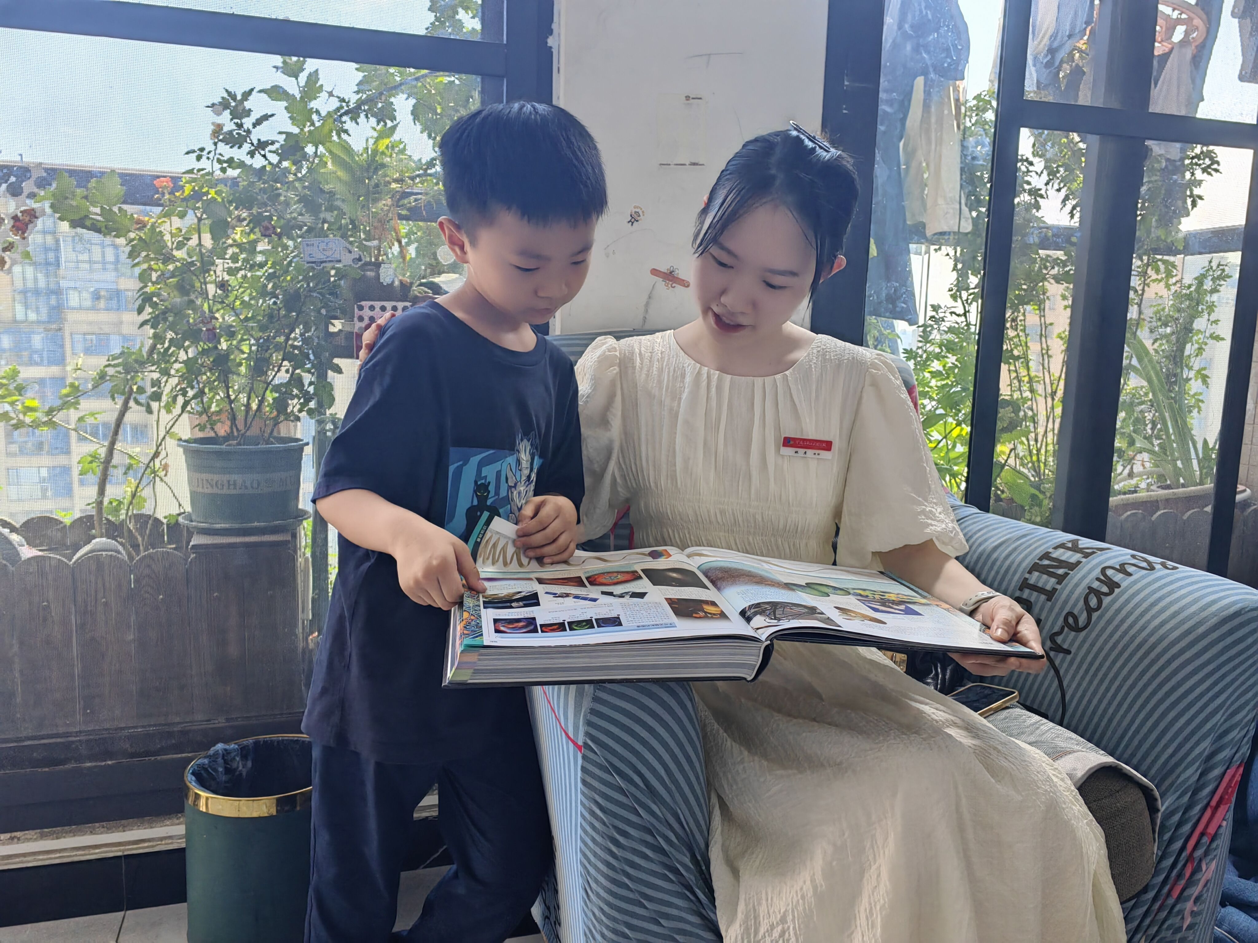 在家訪中學(xué)生向老師展示正在閱讀的《百科全書(shū)》學(xué)校供圖.jpg