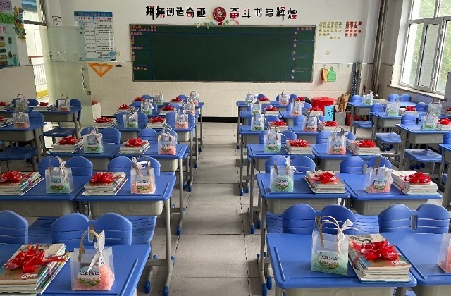 黑龍江五常時代中學(xué)，煥然一新的教室靜待學(xué)生歸來。梁丹攝.jpg