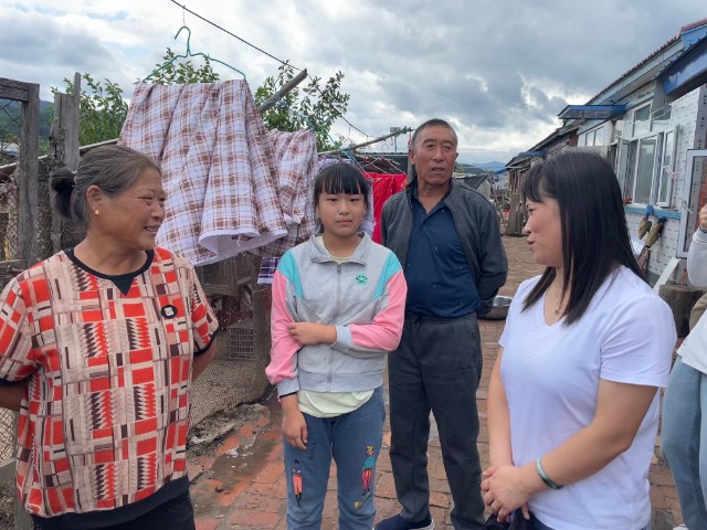 沙河子鎮(zhèn)中心學(xué)校班主任高金秀和李夢瑤及其爺爺奶奶。梁丹攝.jpg