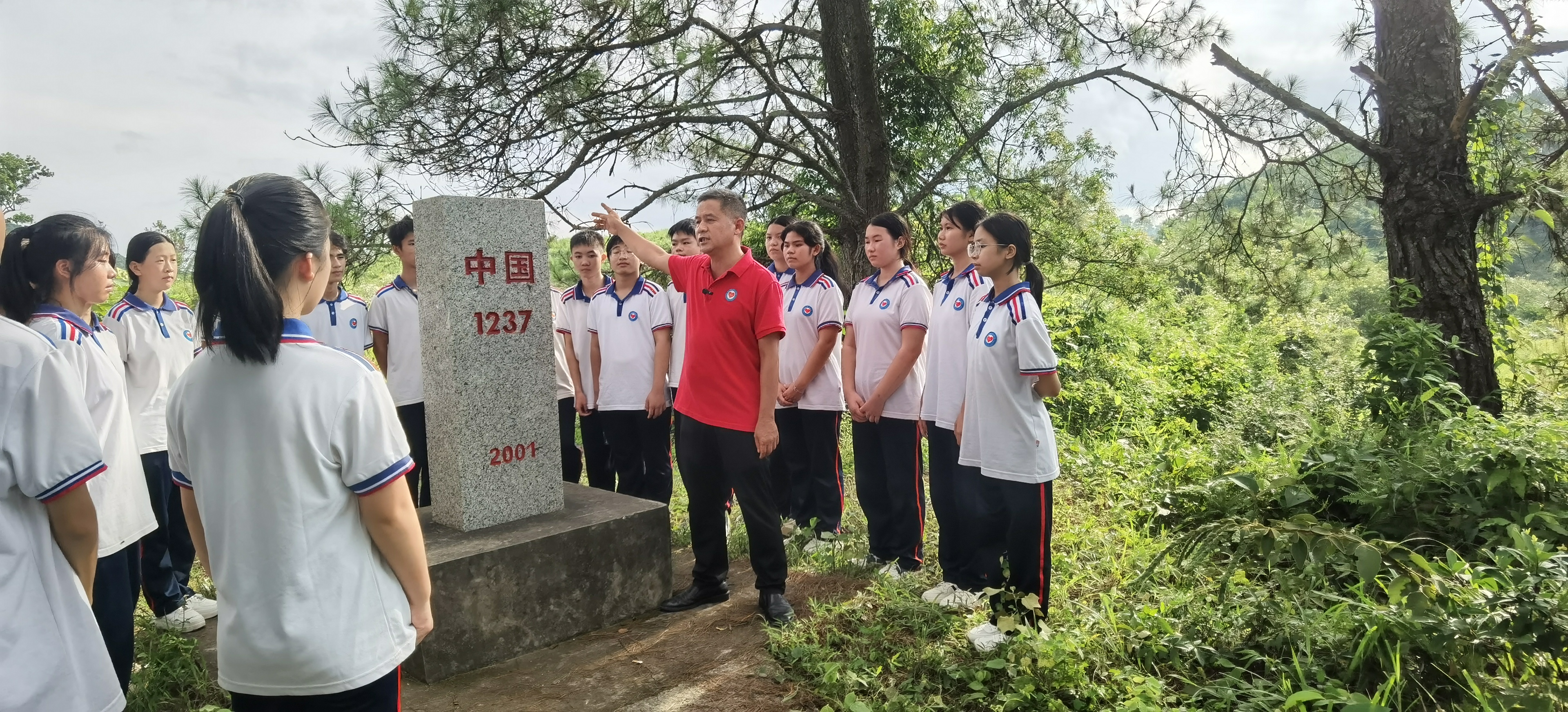 2023年9月1日，楊壽東帶領(lǐng)愛店國門學校師生到1237號界碑開展愛國主義教育活動。學校供圖.jpg