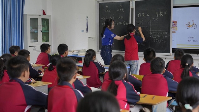 暑期實(shí)踐團(tuán)隊(duì)在當(dāng)?shù)剡M(jìn)行支教。學(xué)校供圖.jpg