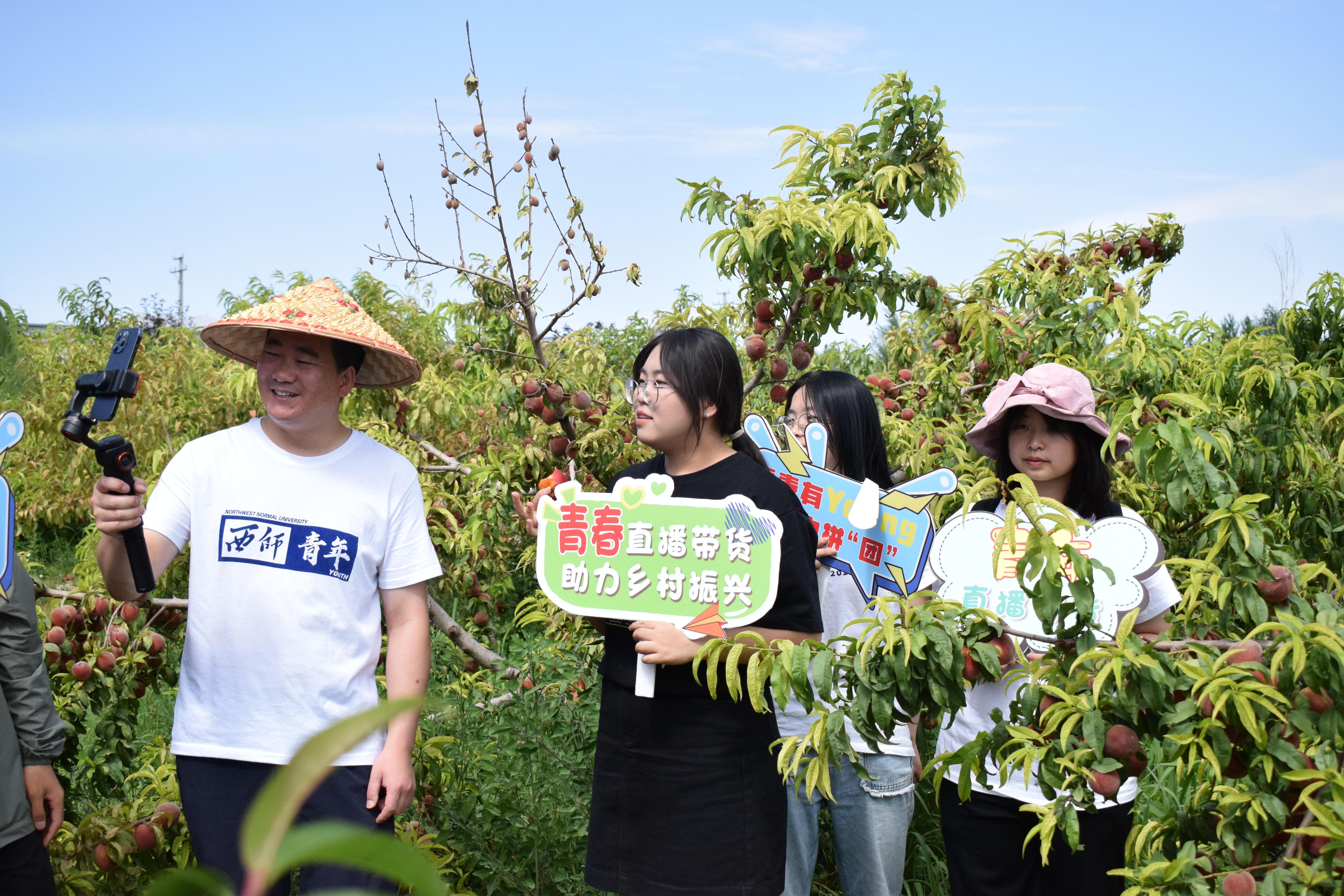 在臨澤縣，商學(xué)院“喵老師農(nóng)特文旅品牌提升路徑與矩陣融媒營銷”實踐團深入果園開展直播帶貨.jpg