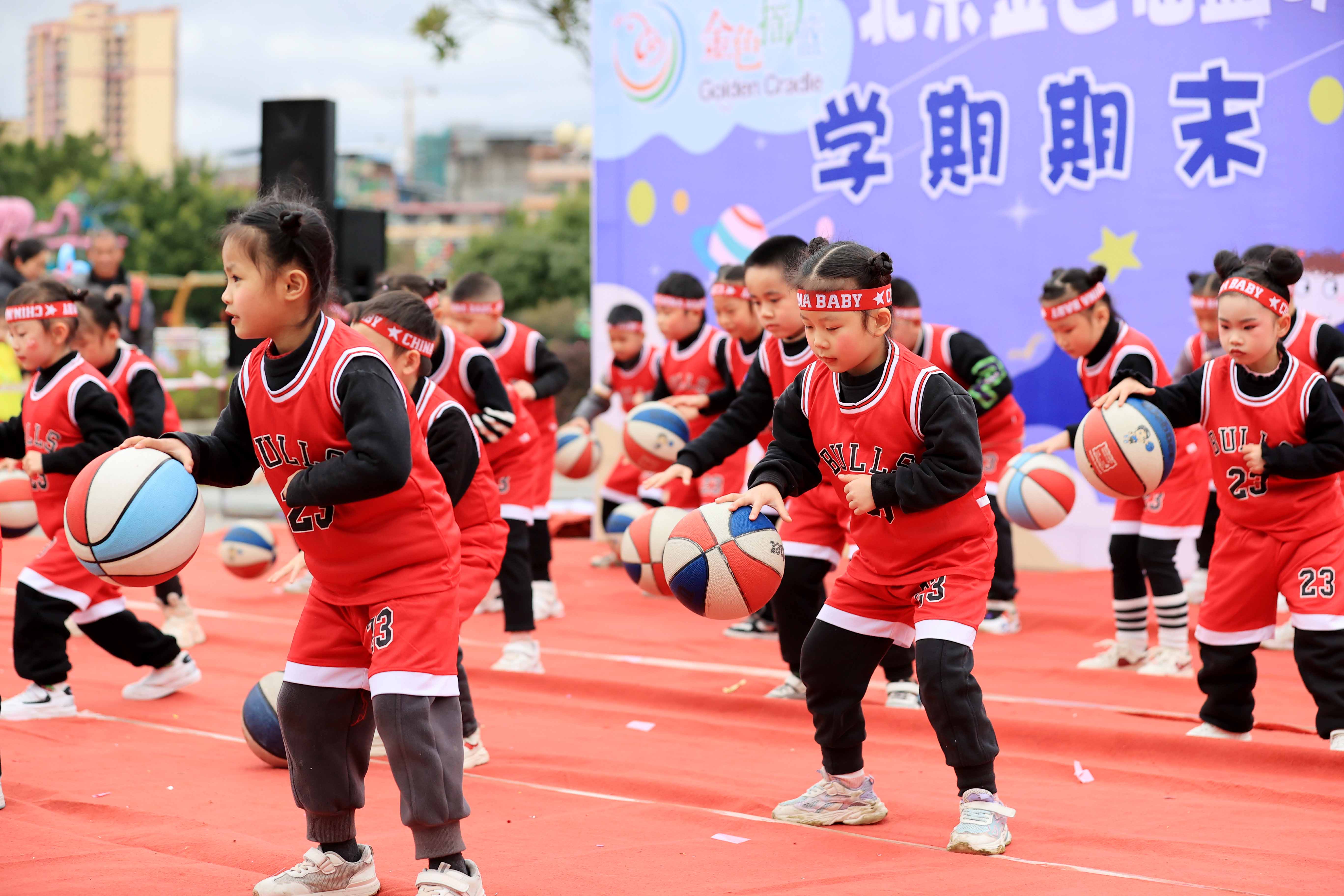 圖2：1月20日，在廣西柳州市融安縣長(zhǎng)安廣場(chǎng)，小朋友在寒冬里展示籃球操。（譚凱興 攝）.JPG
