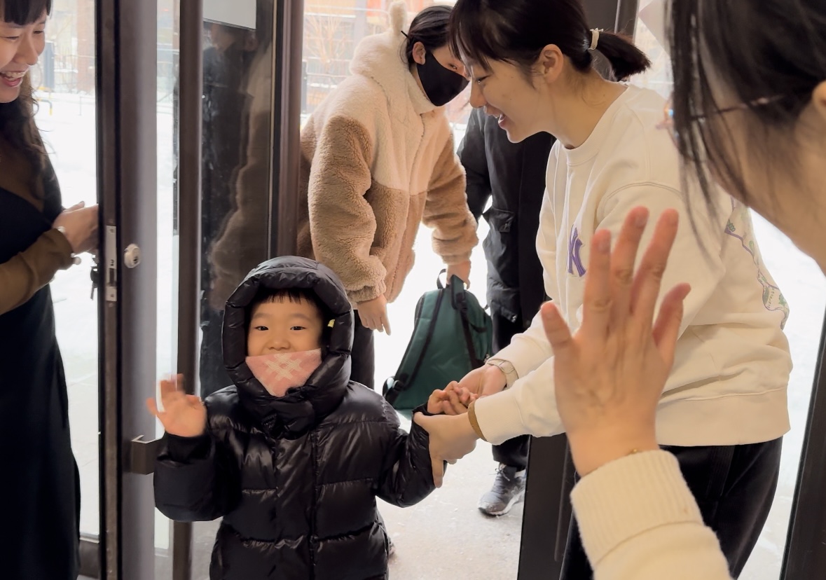 綠園區(qū)第三實(shí)驗(yàn)幼兒園  早晨入園時(shí)，孩子開(kāi)心地和老師打招呼（綠園區(qū)教育局供圖）.jpg