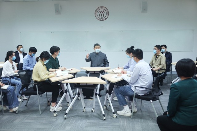 2022年4月25日，習(xí)近平總書記來到中國人民大學(xué)考察調(diào)研。這是總書記在立德樓觀摩思政課智慧教室現(xiàn)場教學(xué)并參與討論。