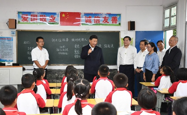 2020年9月16日，習(xí)近平總書記在湖南省郴州市汝城縣文明瑤族鄉(xiāng)第一片小學(xué)，同正在上思政課的同學(xué)們親切交流。