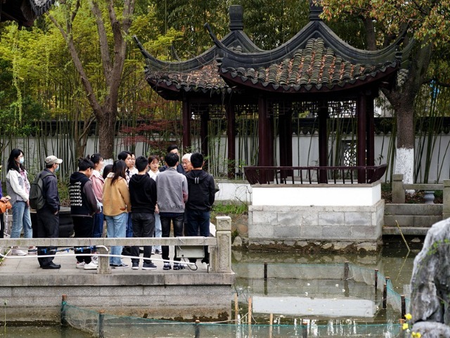 2021年3月30日，在上海交通大學(xué)南蘇園的“微型洱?！迸?，孔海南教授為學(xué)生們打造“沉浸式”思政課。