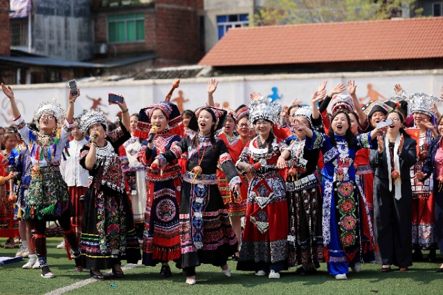 圖1：4月9日，在廣西柳州市融安縣實(shí)驗(yàn)小學(xué)校園，師生們?cè)谶M(jìn)行山歌對(duì)唱。（譚凱興 攝）.JPG