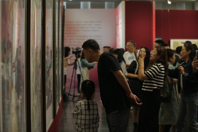 參觀者駐足欣賞中小學(xué)美術(shù)教師作品?；顒?dòng)方供圖.jpg