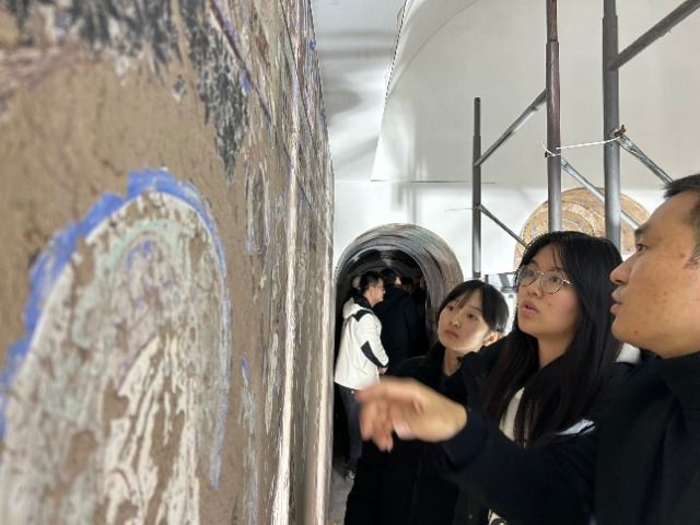 同學(xué)們跟著師傅“造石窟”。學(xué)校供圖