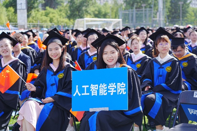 畢業(yè)典禮現(xiàn)場。學(xué)校供圖.jpg