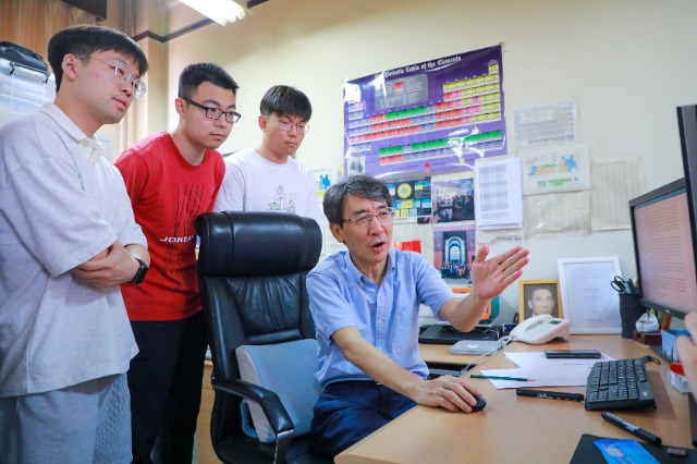 中國科學(xué)院院士、清華大學(xué)教授、南方科技大學(xué)校長薛其坤正在指導(dǎo)學(xué)生開展科學(xué)研究。（南方科技大學(xué)供圖）.jpg