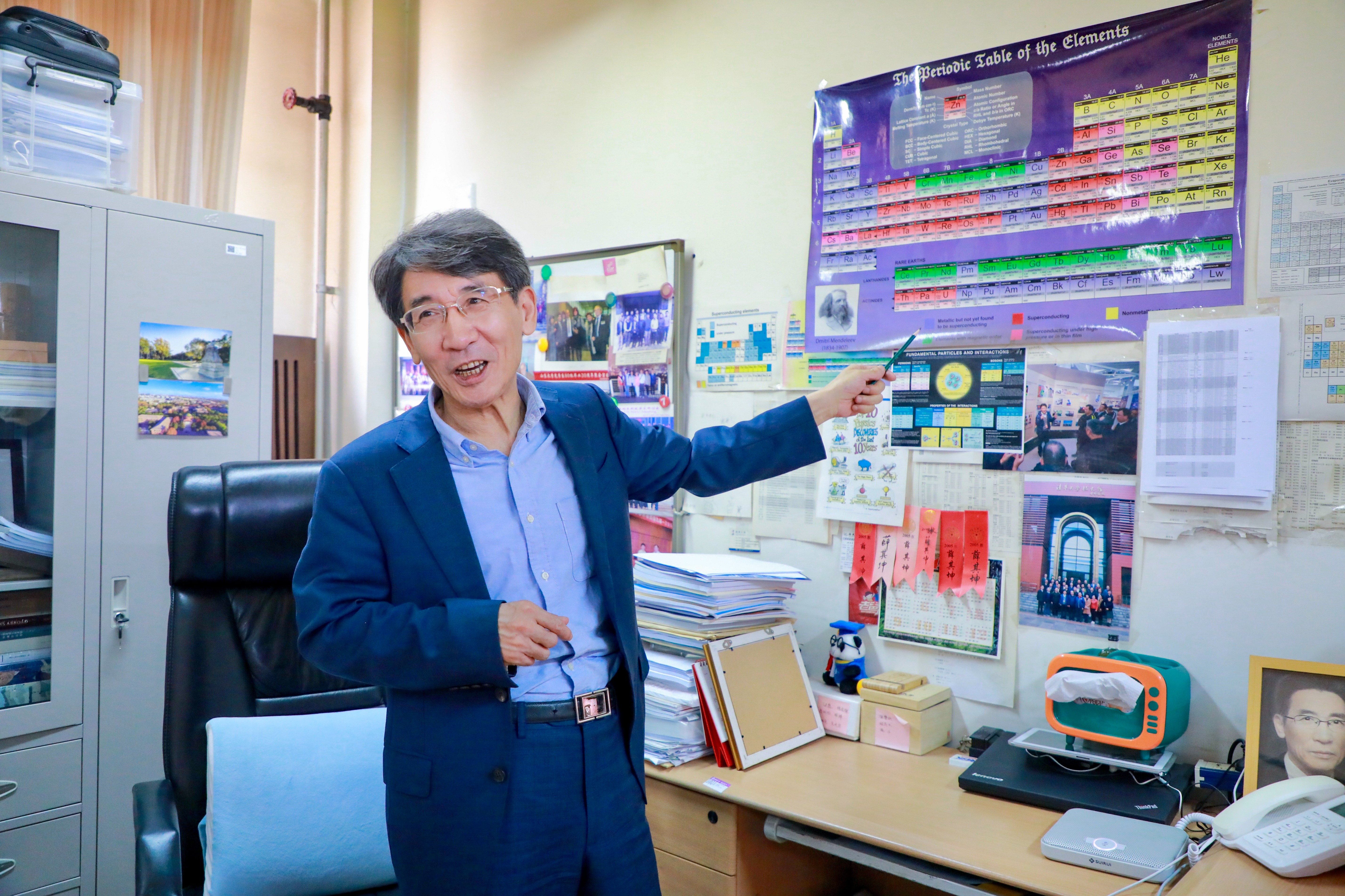 中國科學(xué)院院士、清華大學(xué)教授、南方科技大學(xué)校長薛其坤正在給學(xué)生講解科學(xué)知識(shí)。（南方科技大學(xué)供圖）.jpg