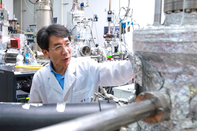 中國科學(xué)院院士、清華大學(xué)教授、南方科技大學(xué)校長薛其坤正在開展科學(xué)研究。（南方科技大學(xué)供圖）.jpg