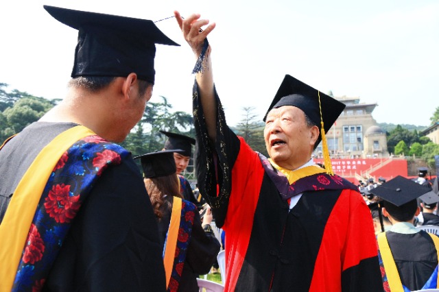2017年6月22日，李德仁參加武漢大學(xué)畢業(yè)典禮并為畢業(yè)生撥穗.jpg