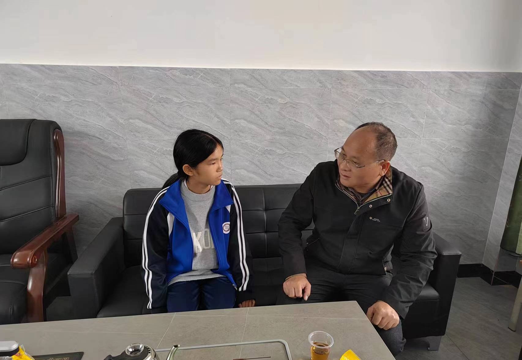 同脫貧戶學(xué)生談心，增強(qiáng)學(xué)生努力學(xué)習(xí)的信心.jpg