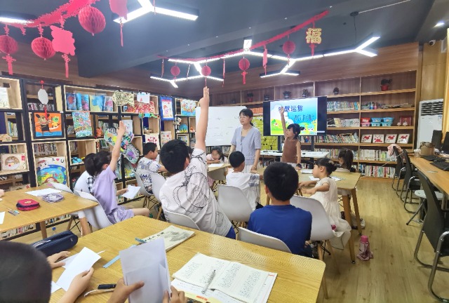 7月16日，姜堰區(qū)三水街道關(guān)工委陳莊社區(qū)校外輔導(dǎo)站開(kāi)辦的《智慧運(yùn)算一一感受別樣的數(shù)學(xué)》得到孩子們的青睞。（拍攝者：泰州市姜堰區(qū)關(guān)工委 全玉英）.jpg